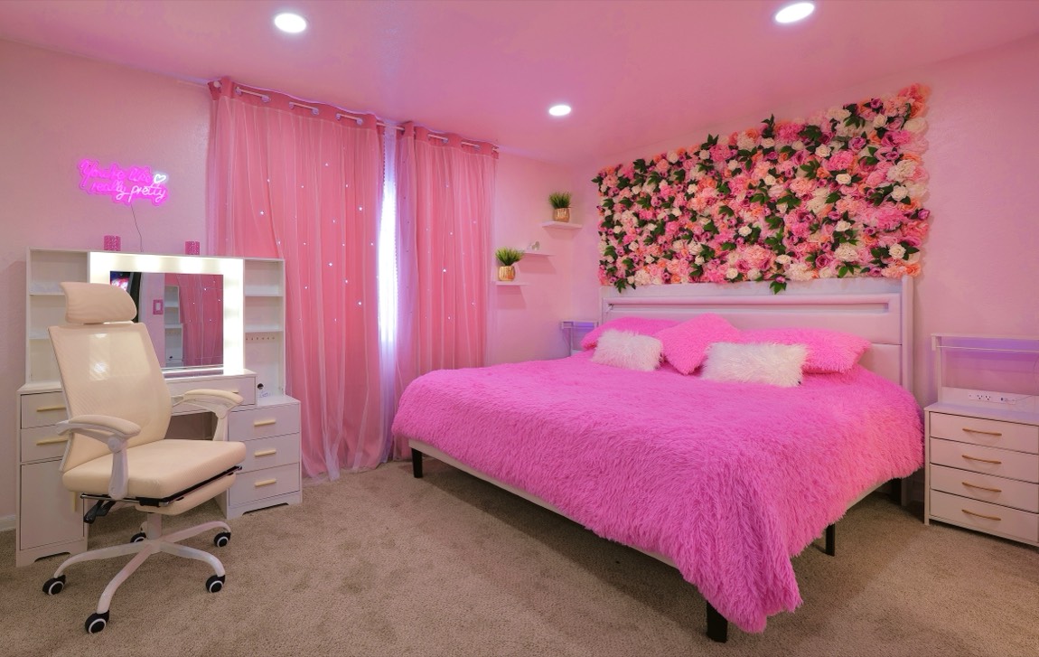 A Casa de Bloom bedroom and vanity