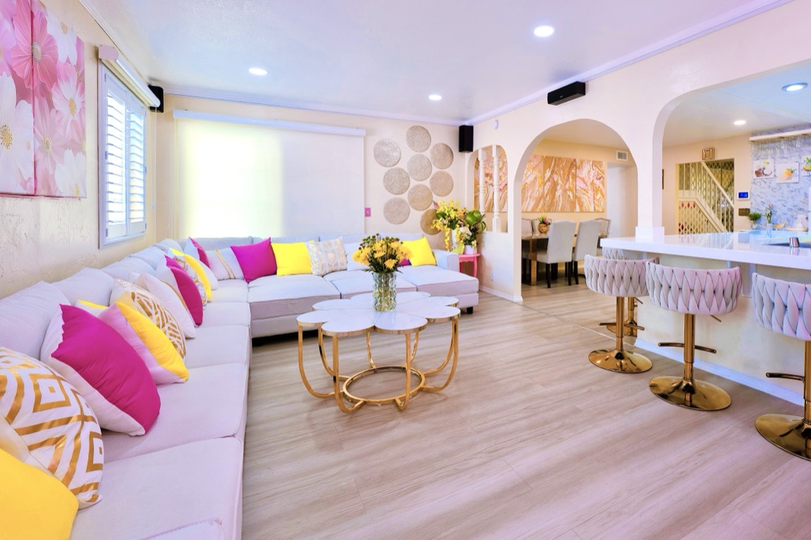 The Casa de Bloom living room